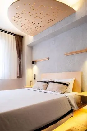 Çift Kişilik, Sokak Manzaralı