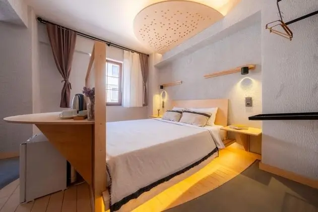 Çift Kişilik, Sokak Manzaralı