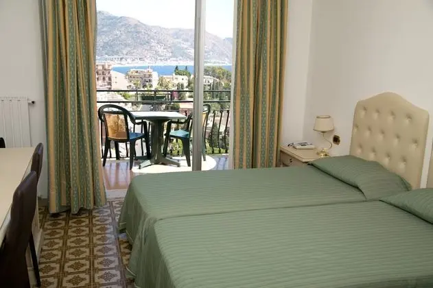 Tek Büyük veya İki Ayrı Yataklı Oda, Deniz Manzaralı