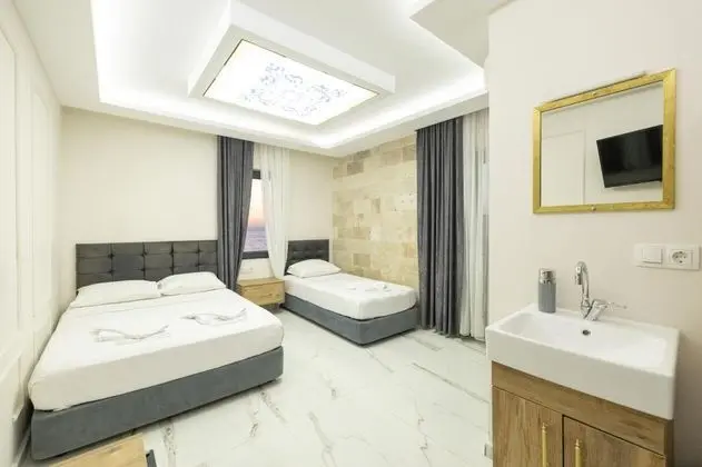 Triple, Deniz veya Kara Manzaralı, Balkonlu