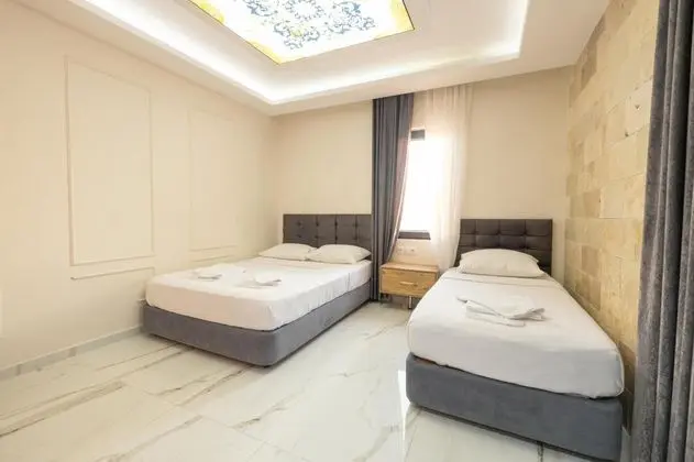Triple, Deniz veya Kara Manzaralı, Balkonlu