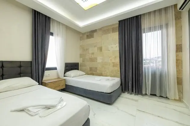 Triple, Deniz veya Kara Manzaralı, Balkonlu