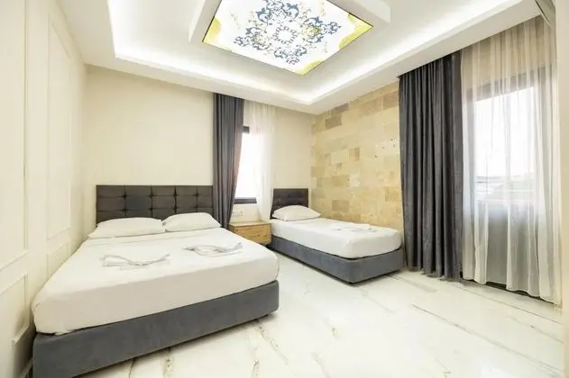 Triple, Deniz veya Kara Manzaralı, Balkonlu
