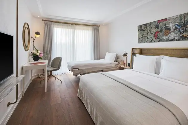 https://images.etstur.com/imgproxy/resize/2560x1440/files/images/hotelImages/etsrooms/815/Biblos_Beach_Resort_Alacati_20260403161953_2.jpg