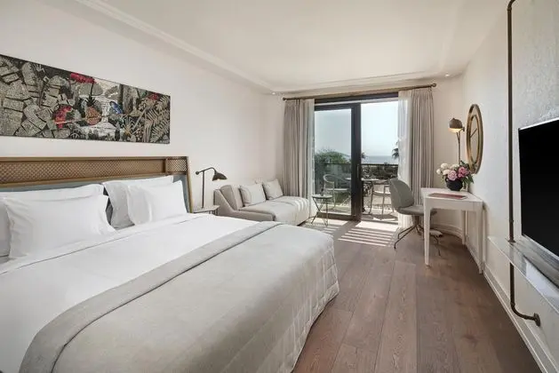 https://images.etstur.com/imgproxy/resize/2560x1440/files/images/hotelImages/etsrooms/815/Biblos_Beach_Resort_Alacati_20260403162621_1.jpg