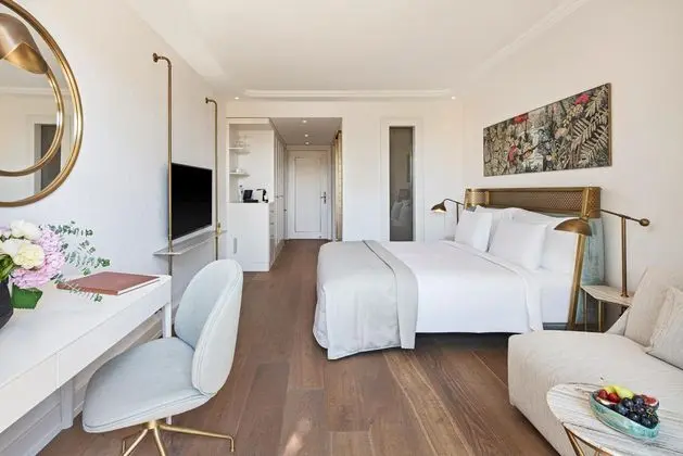 https://images.etstur.com/imgproxy/resize/2560x1440/files/images/hotelImages/etsrooms/815/Biblos_Beach_Resort_Alacati_20260403164216_0.jpg