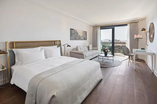 https://images.etstur.com/imgproxy/resize/2560x1440/files/images/hotelImages/etsrooms/815/Biblos_Beach_Resort_Alacati_20260403165023_0.jpg