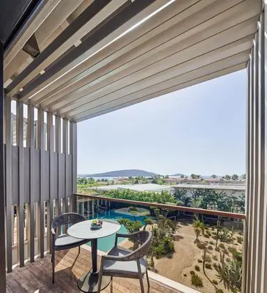 https://images.etstur.com/imgproxy/resize/2560x1440/files/images/hotelImages/etsrooms/815/Biblos_Beach_Resort_Alacati_20260403165023_1.jpg