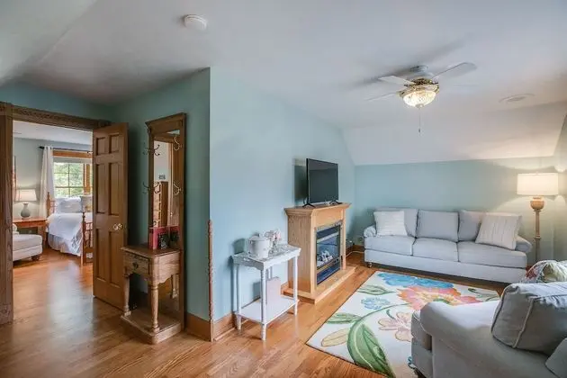 Deluxe Queen Suite