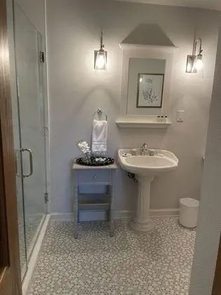 Deluxe Queen Suite