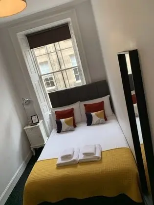 Tek Büyük Yataklı Oda, Ortak Banyo (Small)