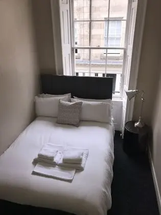 Tek Büyük Yataklı Oda, Ortak Banyo (Small)