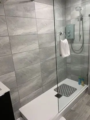 Tek Büyük Yataklı Oda, Ortak Banyo (Small)