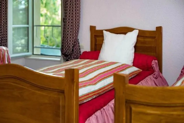 Üç Kişilik Oda (Une vache déguisée en fleur)