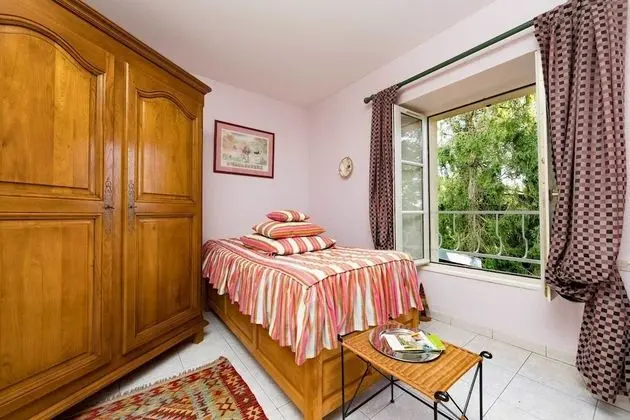 Üç Kişilik Oda (Une vache déguisée en fleur)