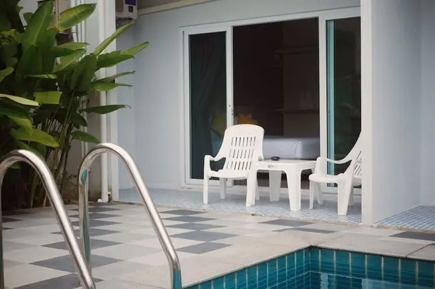 Grand Deluxe Pool Access
