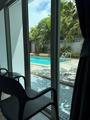 Grand Deluxe Pool Access