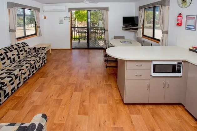 Family Cabin (Sleeps 5)