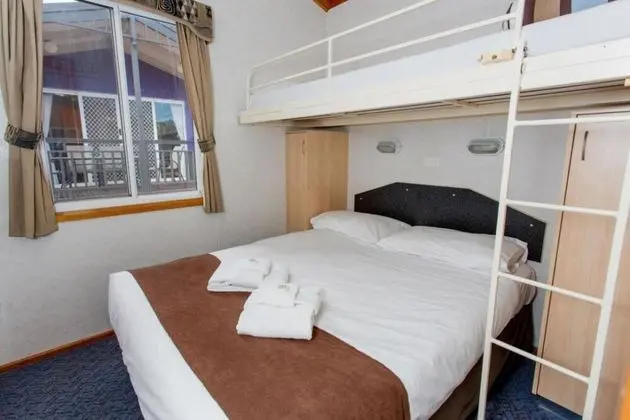 Family Cabin (Sleeps 7)
