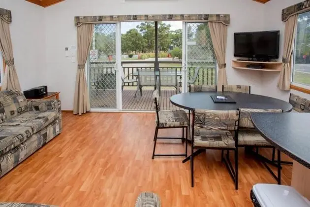Family Cabin (Sleeps 7)