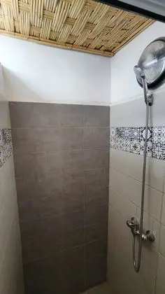 Üç Kişilik Oda, Ortak Banyo