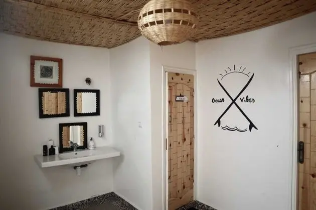Üç Kişilik Oda, Ortak Banyo