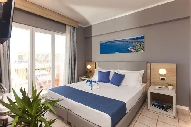 Superior Tek Büyük veya İki Ayrı Yataklı Oda, Kısmi Deniz Manzaralı