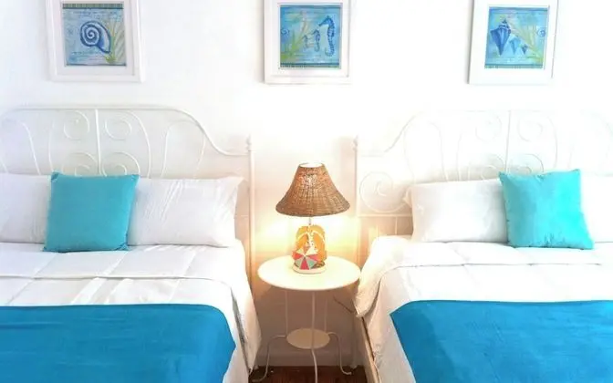Studio - 2 Queen Beds and 2 Futons