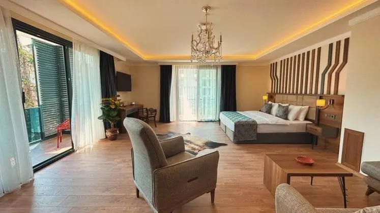 Junior Suite, Yandan Deniz Manzaralı, Balkonlu