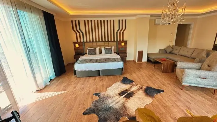 Junior Suite, Yandan Deniz Manzaralı, Balkonlu