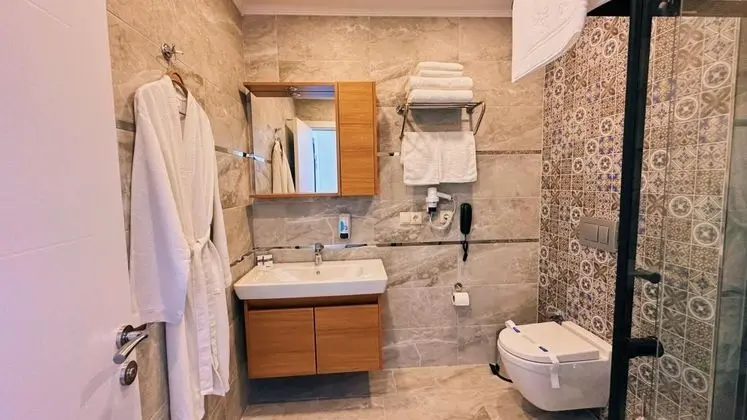 Junior Suite, Yandan Deniz Manzaralı, Balkonlu