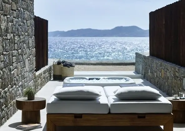 Deluxe Coast Suite with Jetted Tub