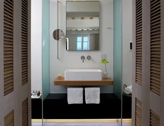 Honeymoon Suite with Jetted Tub