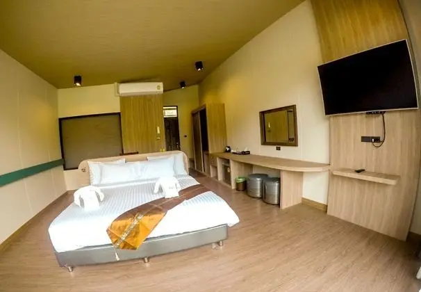 Deluxe Raft Room with Spa Bath