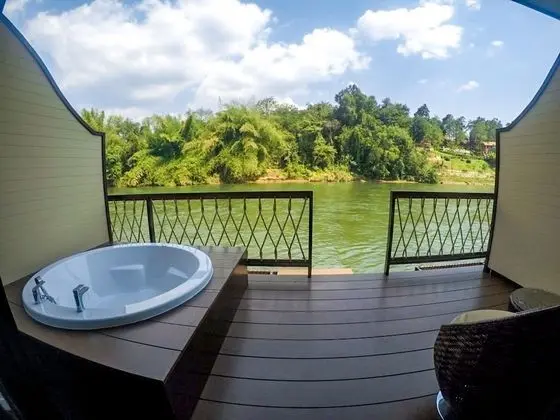 Deluxe Raft Room with Spa Bath