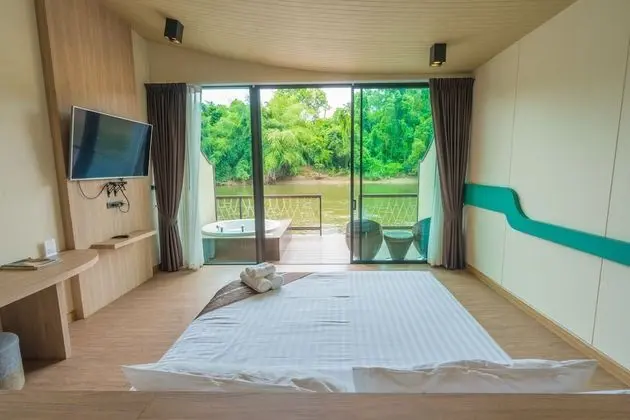 Deluxe Raft Room with Spa Bath