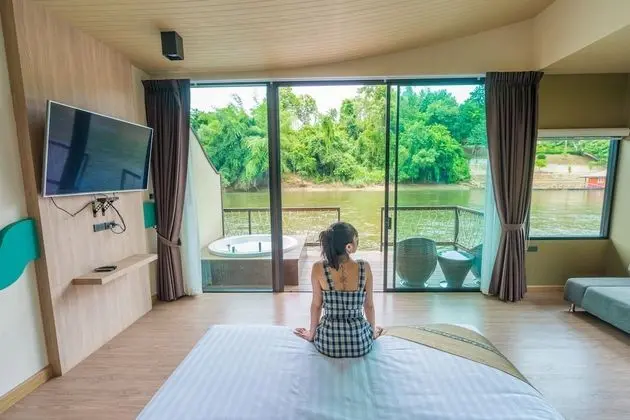 Grand Deluxe Raft Room with Spa Bath