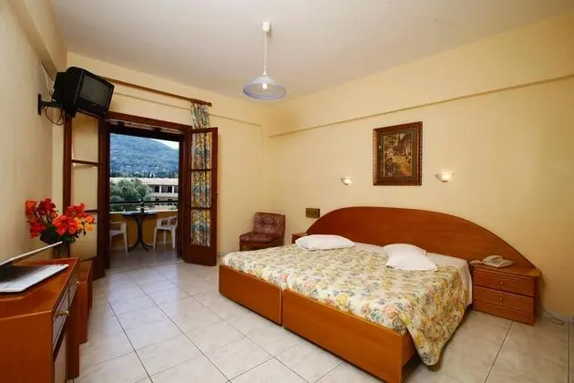 1 Çift Kişilik Veya 2 Tek Kişilik Yatak Pool View