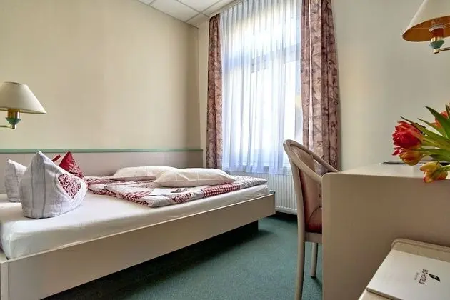 Economy Tek Büyük Yataklı Oda (railway side)