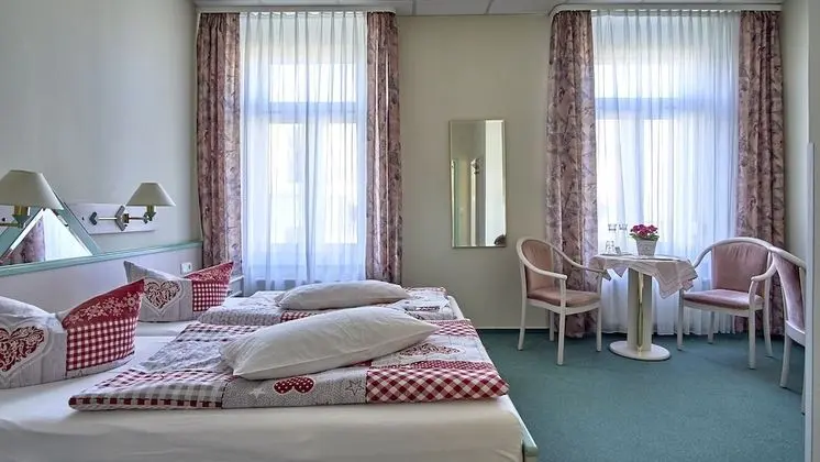 Tek Büyük Yataklı Oda (railway side)