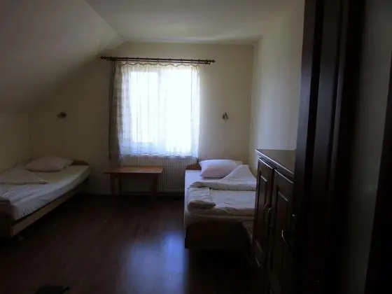 Basic Üç Kişilik Oda, Tepe Manzaralı (no. 1)