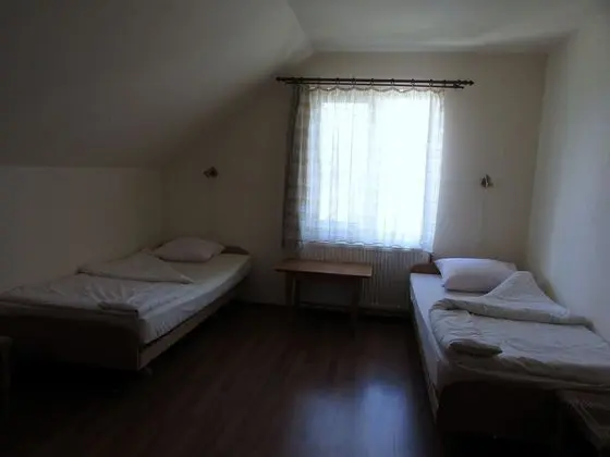 Basic Üç Kişilik Oda, Tepe Manzaralı (no. 1)