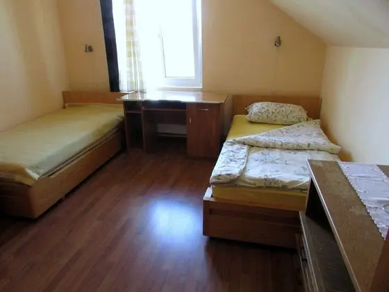 Basic Üç Kişilik Oda, Tepe Manzaralı (no. 2)