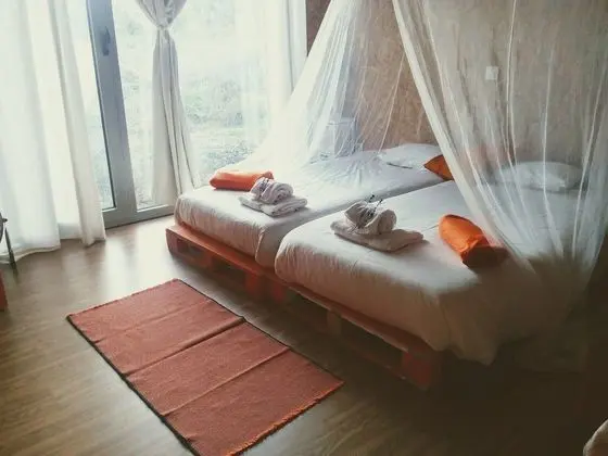 Tek Büyük veya İki Ayrı Yataklı Oda (Orange Room)