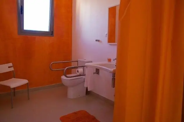 Tek Büyük veya İki Ayrı Yataklı Oda (Orange Room)