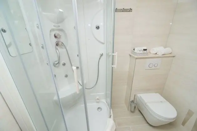 Tek Büyük Yataklı Oda, Balkon, Dağ Manzaralı