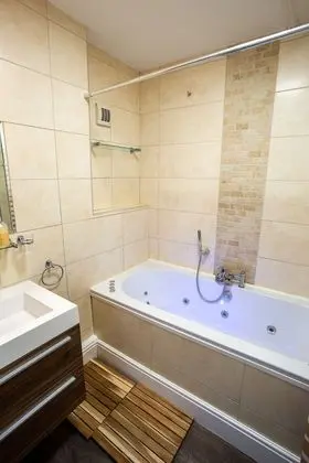Luxury Ev, Engellilere Uygun, Sıcak Su Havuzu (Birches House)