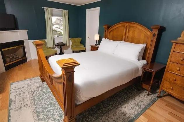 Carriage House Queen