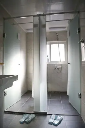 1 x Private Single Room(Shared Bathroom)