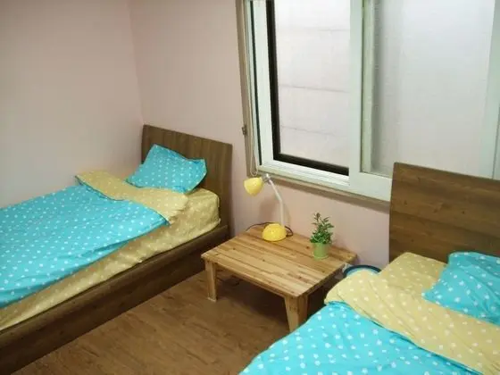 1 x Private Triple Room(Shared Bathroom) (1 Double Bed, 1 Single Bed)
